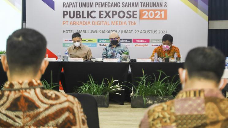 Jajaran Dewan Komisaris dan Direksi PT Arkadia Digital Media Tbk saat memimpin Rapat Umum Pemegang Saham Tahunan (RUPST) yang digelar secara hibrid (online & offline) di Jambuluwuk Hotel Thamrin, Jakarta, Jumat (27/8/2021). Pimpinan Rapat (kiri ke kanan): Komisaris Iwa Karunia, CEO Wiliam Martaputra, Direktur Suwarjono.