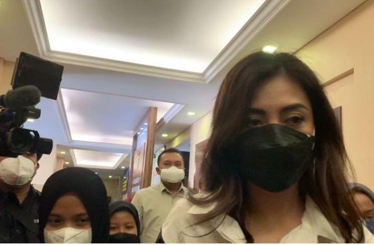Istri Jonathan Frizzy, Dhena Devanka tiba di Polres Jakarta Selatan [MataMata.com/Yuliani]