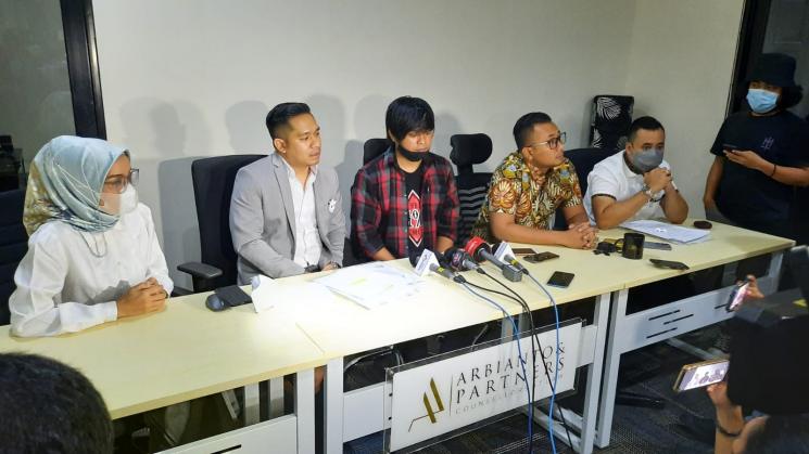 Engkan Herikan alias Engkan Mosta dan Tim Kuasa Hukum. (MataMata.com/Ismail)