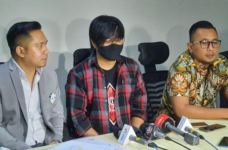 Engkan Herikan alias Engkan Mosta dan Tim Kuasa Hukum. (MataMata.com/Ismail)