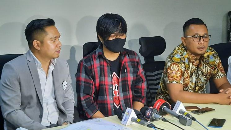 Engkan Herikan alias Engkan Mosta dan Tim Kuasa Hukum. (MataMata.com/Ismail)