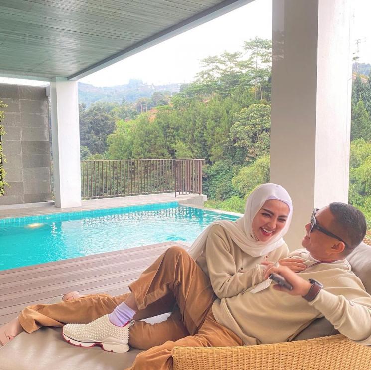 Kemesraan Bella Shofie dan Suami (Instagram/@bellashofie_rigan)