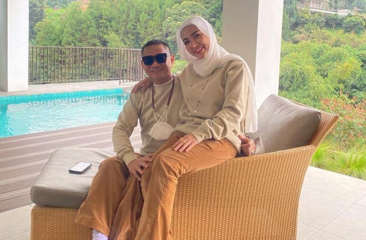 Kemesraan Bella Shofie dan Suami (Instagram/@bellashofie_rigan)