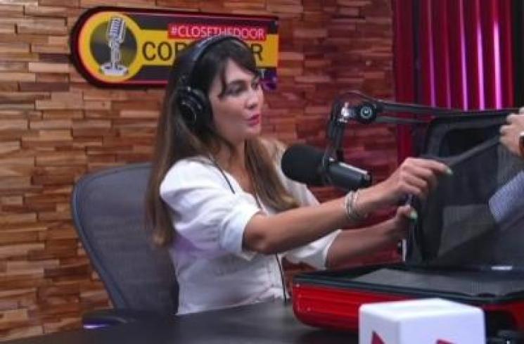 Luna Maya dikado duit sekoper oleh Deddy Corbuzier. (Instagram)