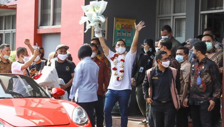 Saipul Jamil bebas dan meninggalkan Lapas Cipinang. [MataMata.com/Alfian Winanto]