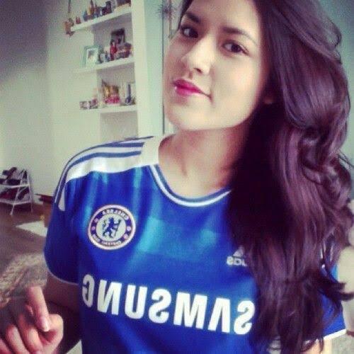 Raisa pakai jersey Chelsea. (Twitter)