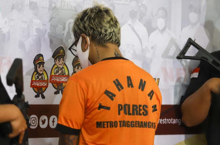 Komika Coki Pardede menyampaikan permintaan maaf kepada publik dihadapan awak media saat rilis kasus narkoba yang menjeratnya di Polres Metro Tangerang Kota, Sabtu (4/9/2021). [Matamata.com/Alfian Winanto]