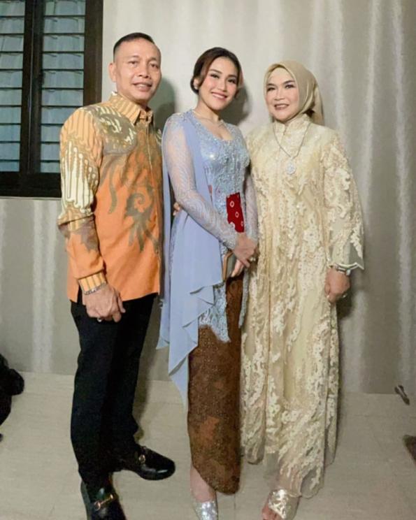 Ayu Ting Ting bersama orang tuanya, Abdul Rozak dan Umi Kalsum (Instagram/@mom_ayting92_)