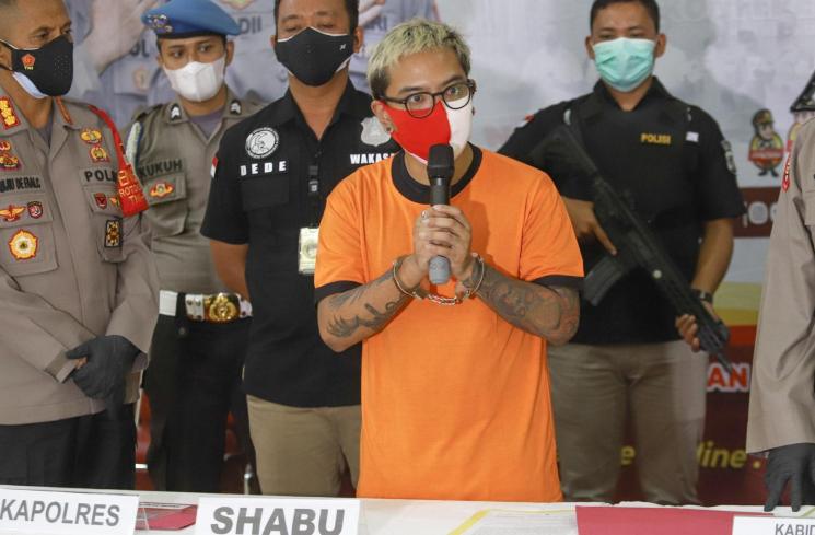 Komika Coki Pardede menyampaikan permintaan maaf kepada publik dihadapan awak media saat rilis kasus narkoba yang menjeratnya di Polres Metro Tangerang Kota, Sabtu (4/9/2021). [Matamata.com/Alfian Winanto]