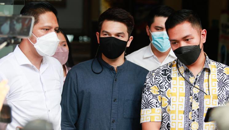 Jonathan Frizzy usai membuat laporan di Polres Metro Jakarta Selatan, Senin (6/9/2021). [MataMata.com/Alfian Winanto]
