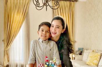 Diajak Foto Bareng, Tingkah Anak Bunga Zainal Kocak Banget