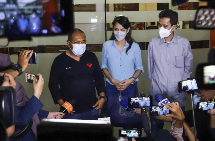 Wenny Ariani menunjukkan pesan semangat dari anaknya dihadapan awak media usai menjalani pemeriksaan di Polres Metro Jakarta Selatan, Senin (6/9/2021). [Matamata.com/Alfian Winanto]