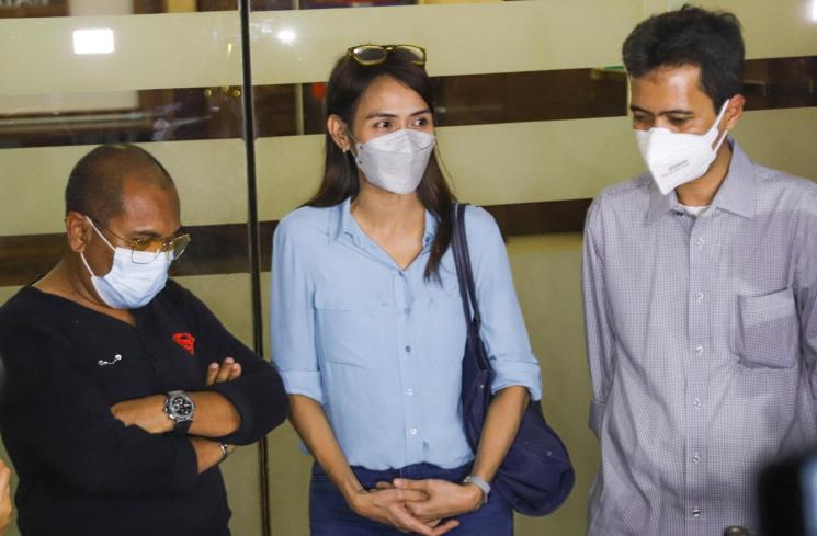 Wenny Ariani menunjukkan pesan semangat dari anaknya dihadapan awak media usai menjalani pemeriksaan di Polres Metro Jakarta Selatan, Senin (6/9/2021). [Matamata.com/Alfian Winanto]