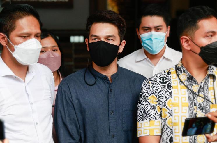 Jonathan Frizzy usai membuat laporan di Polres Metro Jakarta Selatan, Senin (6/9/2021). [MataMata.com/Alfian Winanto]