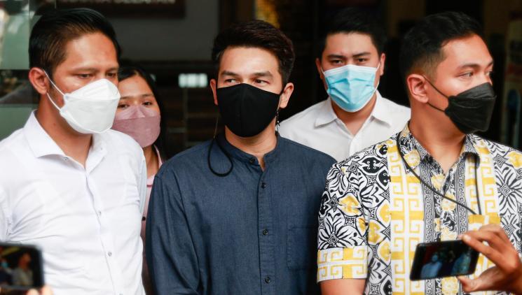 Jonathan Frizzy usai membuat laporan di Polres Metro Jakarta Selatan, Senin (6/9/2021). [MataMata.com/Alfian Winanto]