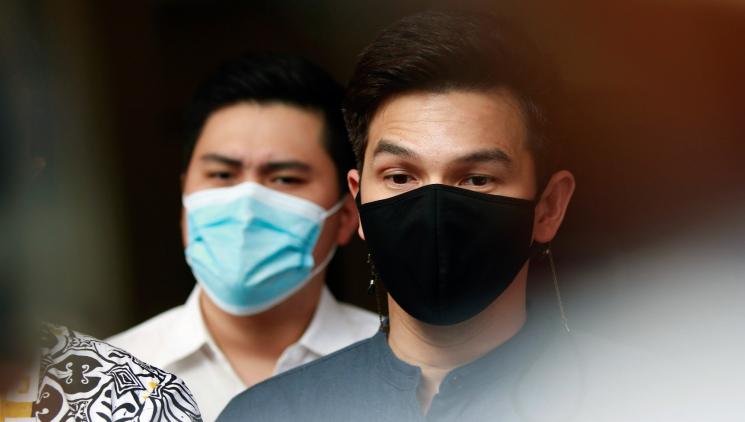 Jonathan Frizzy usai membuat laporan di Polres Metro Jakarta Selatan, Senin (6/9/2021). [MataMata.com/Alfian Winanto]