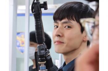 7 Potret Kang Hyung Suk, Polisi Ganteng di Drakor Hometown Cha-Cha-Cha