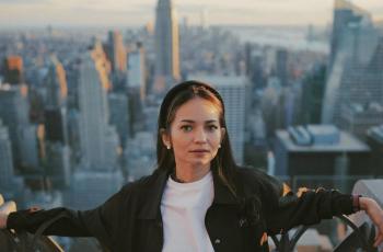 Enzy Storia Lenggak-Lenggok di New York Fashion Week, Penampilannya Disamakan dengan Gigi Hadid