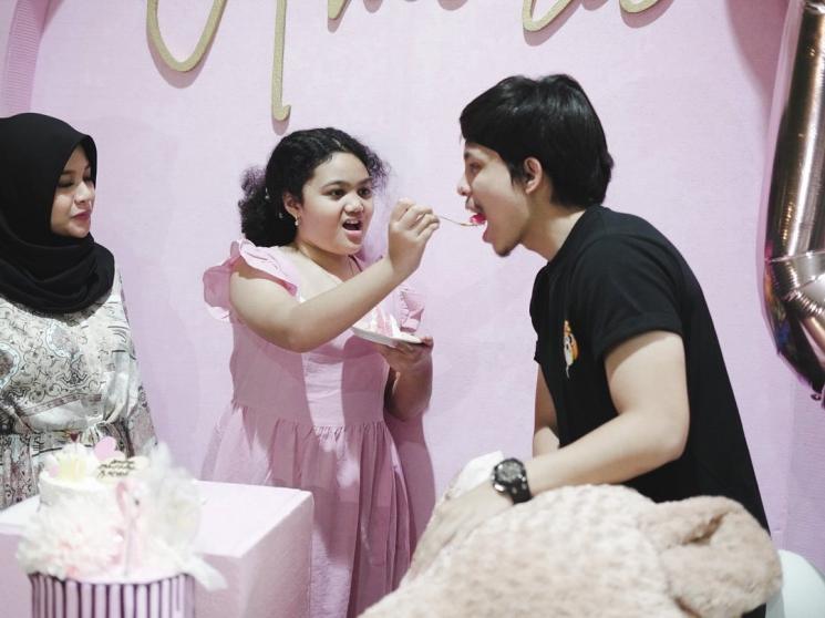 Atta Halilintar dan Aurel Hermansyah rayakan ultah Amora Lemos. (Instagram/attahalilintar)