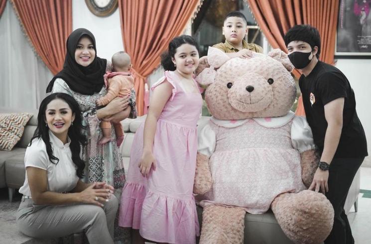 Atta Halilintar dan Aurel Hermansyah rayakan ultah Amora Lemos. (Instagram/attahalilintar)