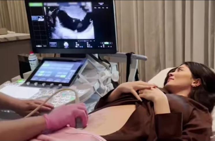 Momen Kylie Jenner Umumkan Kehamilan (Instagram/Kylie Jenner)
