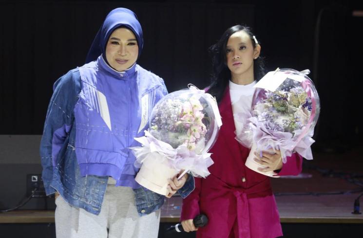 Melly Goeslaw dan Dinda Ghania. (MataMata.com/Muhammad Anzar Anas)