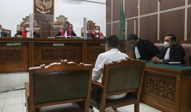 Kalina Oktarani menemani Vicky Prasetyo sidang. [MataMata.com/Alfian Winanto]