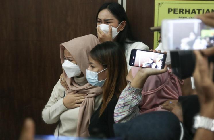 Kalina Oktarani menemani Vicky Prasetyo sidang. [MataMata.com/Alfian Winanto]