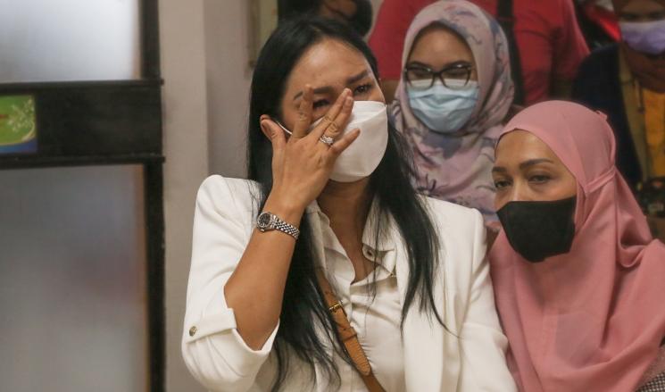 Kalina Oktarani menemani Vicky Prasetyo sidang. [MataMata.com/Alfian Winanto]