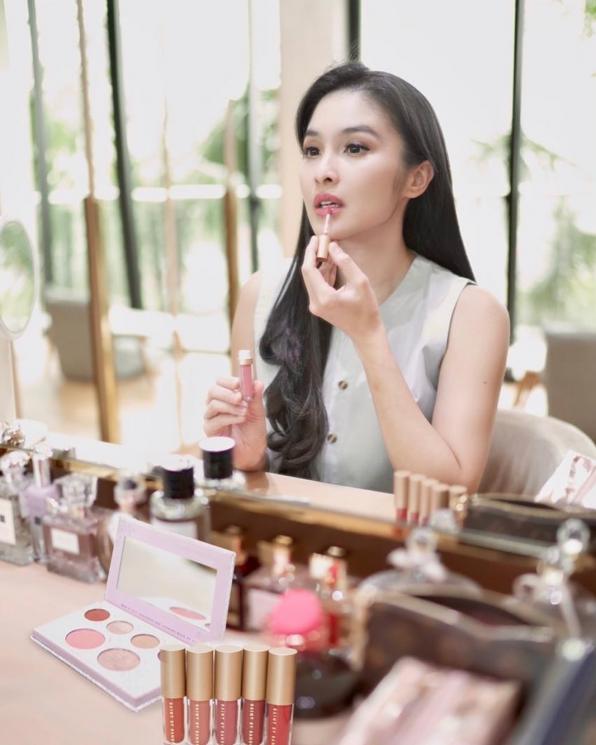 Artis Punya Bisnis Makeup (@saintbysandraofficial)