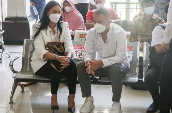 FOTO: Tangis Keluarga Pecah Dengar Vonis Vicky Prasetyo 4 Bulan Penjara