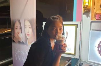 Bahagianya Aktris Cilik Hometown Cha Cha Cha Dikirimi Truk Kopi oleh IU