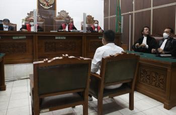 FOTO: Tangis Keluarga Pecah Dengar Vonis Vicky Prasetyo 4 Bulan Penjara