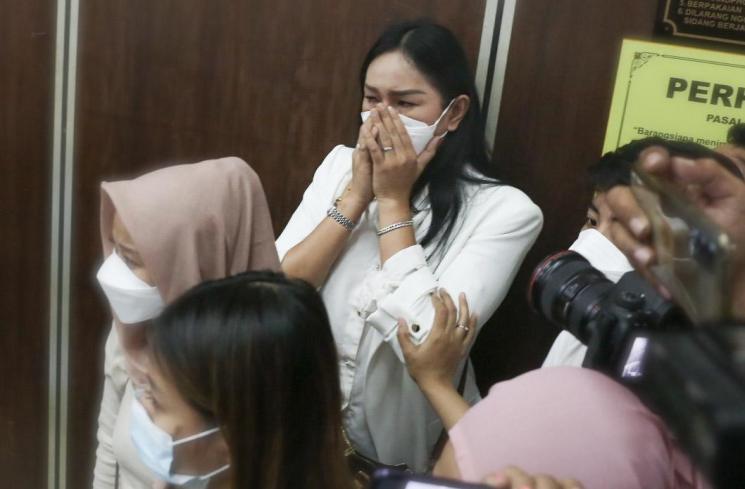 Kalina Oktarani menemani Vicky Prasetyo sidang. [MataMata.com/Alfian Winanto]