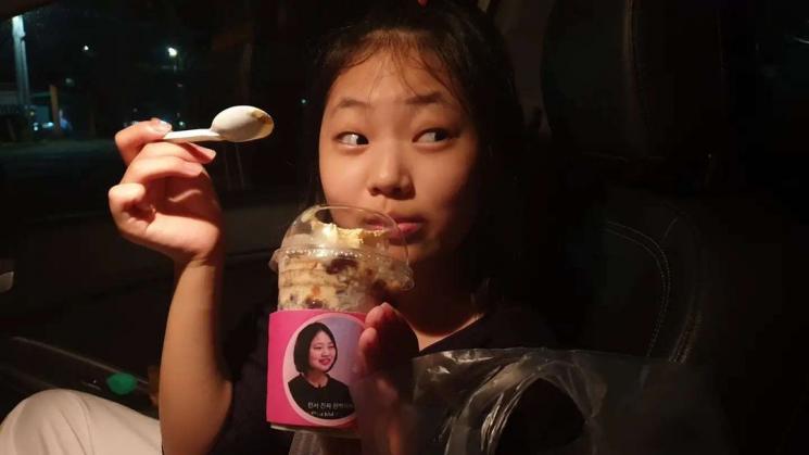 Kim Minseo dikirimi IU truk kopi (Instagram/actress_minseo)