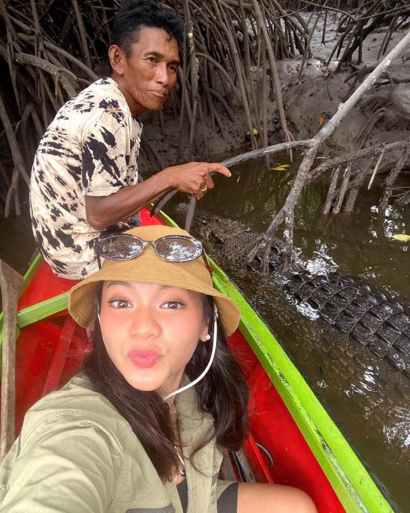Potret Amel Carla Bertemu Buaya Legend (Instagram/@amelcarla)