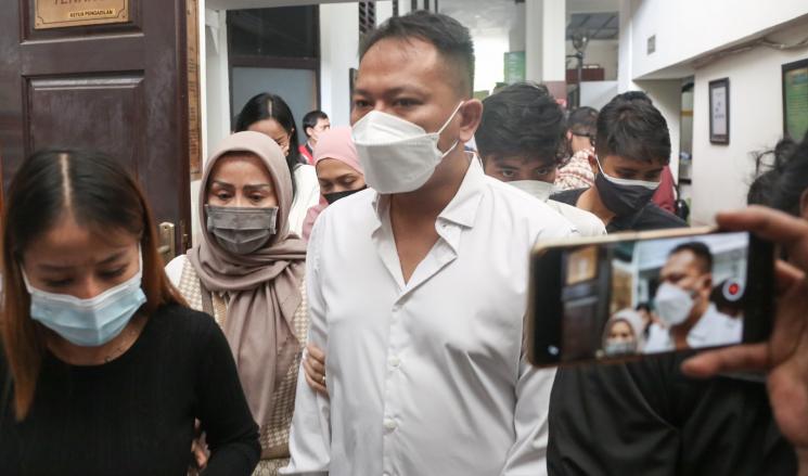 Kalina Oktarani menemani Vicky Prasetyo sidang. [MataMata.com/Alfian Winanto]