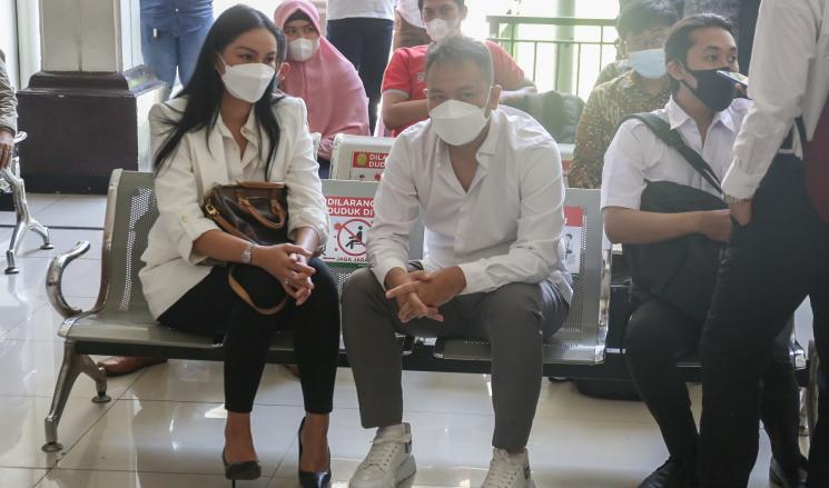 Kalina Oktarani menemani Vicky Prasetyo sidang. [MataMata.com/Alfian Winanto]