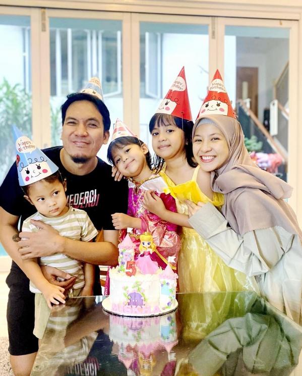 Potret Desta Momong Anak (Instagram/@desta80s)