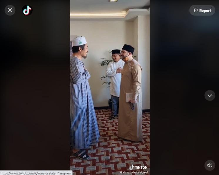 Ustaz Ahmad Alhabsyi tak mau dicium tangannya. (TikTok)
