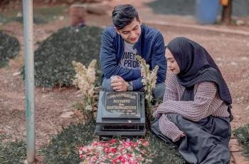 Ziarah ke Makam Ayah Ria Ricis, Teuku Ryan: Assalamualaikum, Pa