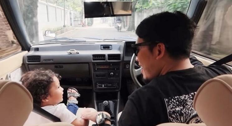 Potret Desta Momong Anak (Instagram/@desta80s)
