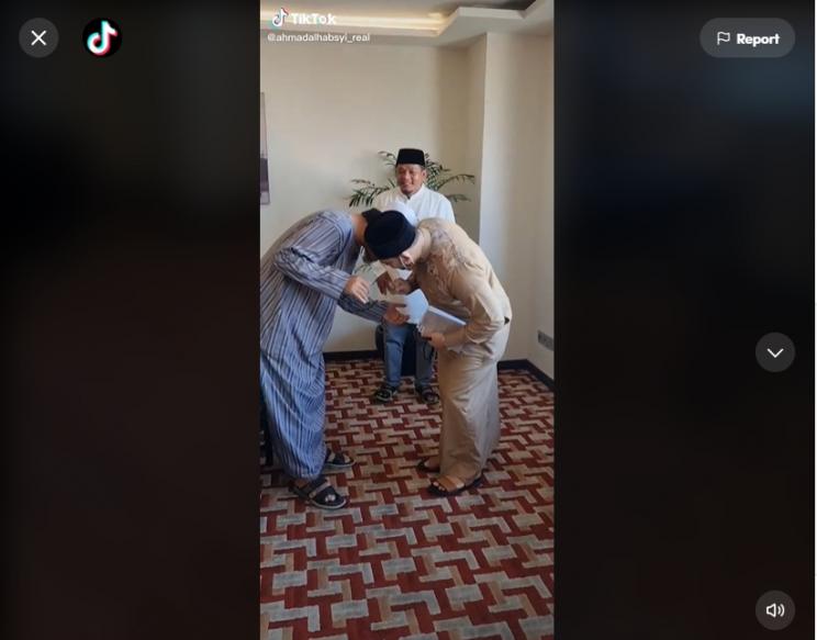 Ustaz Ahmad Alhabsyi tak mau dicium tangannya. (TikTok)
