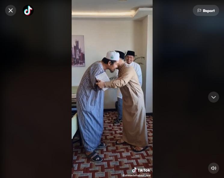 Ustaz Ahmad Alhabsyi tak mau dicium tangannya. (TikTok)