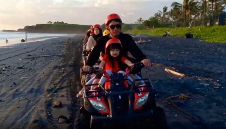 Potret Desta Momong Anak (Instagram/@desta80s)