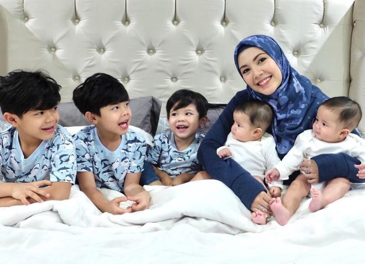 Potret Ratna Galih Momong 5 Anak (Instagram/@ratnagalih)