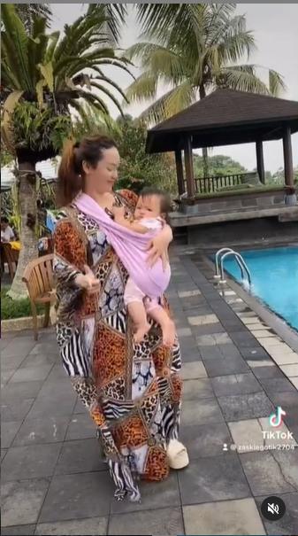 Zaskia Gotik joget sambil gendong anak. (Instagram/zaskia_gotix)