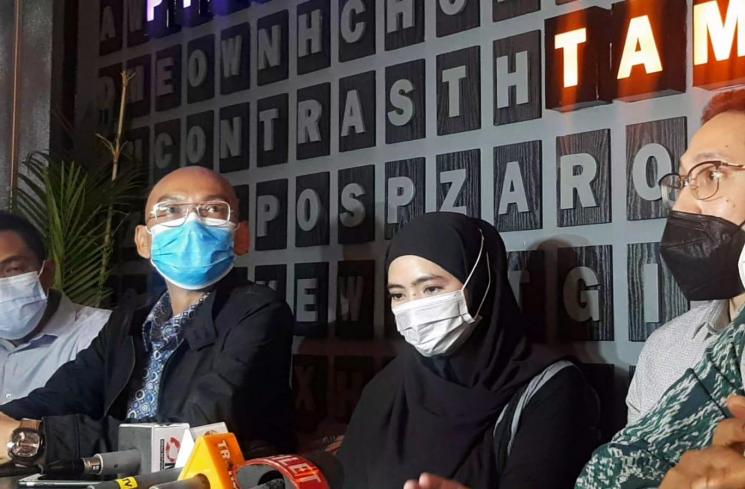Marlina Octoria Kawuwung dan Kuasa Hukumnya, Eri Kartanegara dan Agustinus Nahak. (MataMata.com/Yuliani)