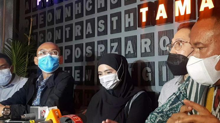 Marlina Octoria Kawuwung dan Kuasa Hukumnya, Eri Kartanegara dan Agustinus Nahak. (MataMata.com/Yuliani)