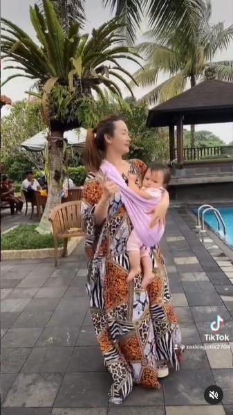 Zaskia Gotik joget sambil gendong anak. (Instagram/zaskia_gotix)